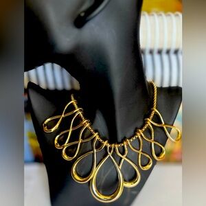 COPY - NWOT Beautiful Erica Lyons gold tone statement necklace